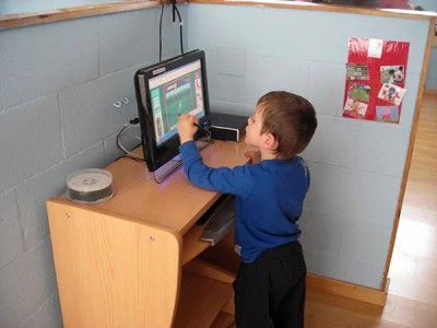 Niño en taller de informática. PCR