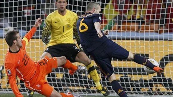 Andrés Iniesta marca el gol de la final del Mundial de 2010