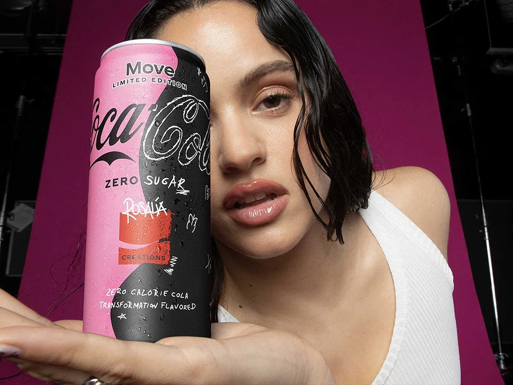 Rosalía con la lata Coca-Cola Creations