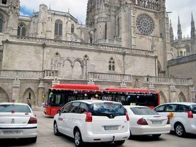 Taxis y el autobús de San Cristóbal. IAC